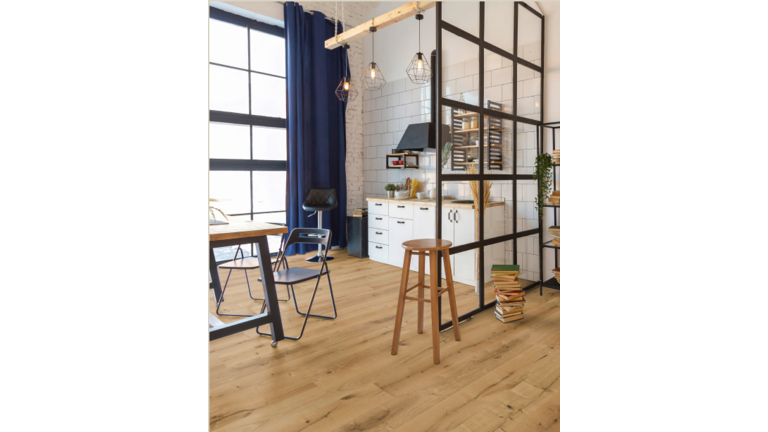 Moderne Küche im Loftstil mit hellem Parkettboden. (Akropolis)